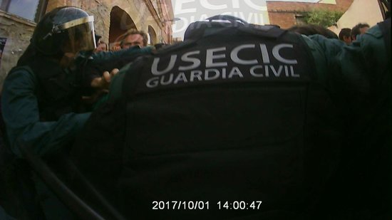 A still from the video showing La Guàrdia Civil police on operations on October 1 2017 (ACN)